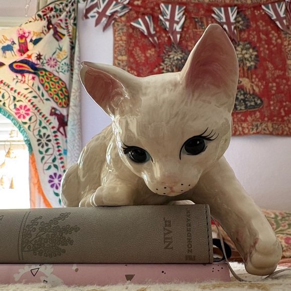 Artistic Gifts Inc Other - Elegant Ceramic Cream Cat Figurine Vintage Grandma Pretty Kitty 🐱